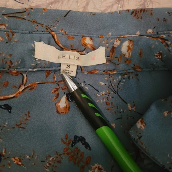 LE LIS Spring Button Down Top - Picture 5 of 7